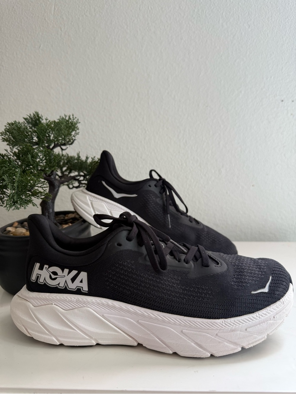 Hoka Arahi 7 Women size 8.5 B Black and White Athletic Sneakers